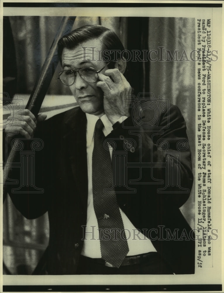 1975 Press Photo Donald Rumsfeld listens to President Ford's news conference - Historic Images