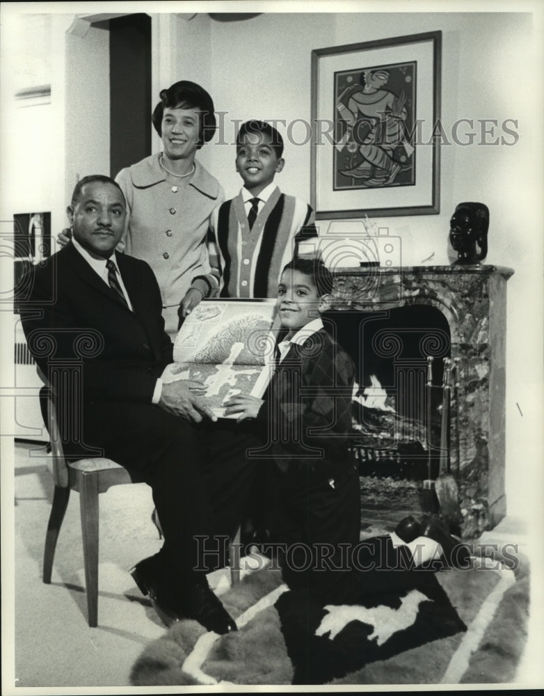 1963 Press Photo U.S. Ambassador to Finland Carl Rowan, his wife and children- Historic Images