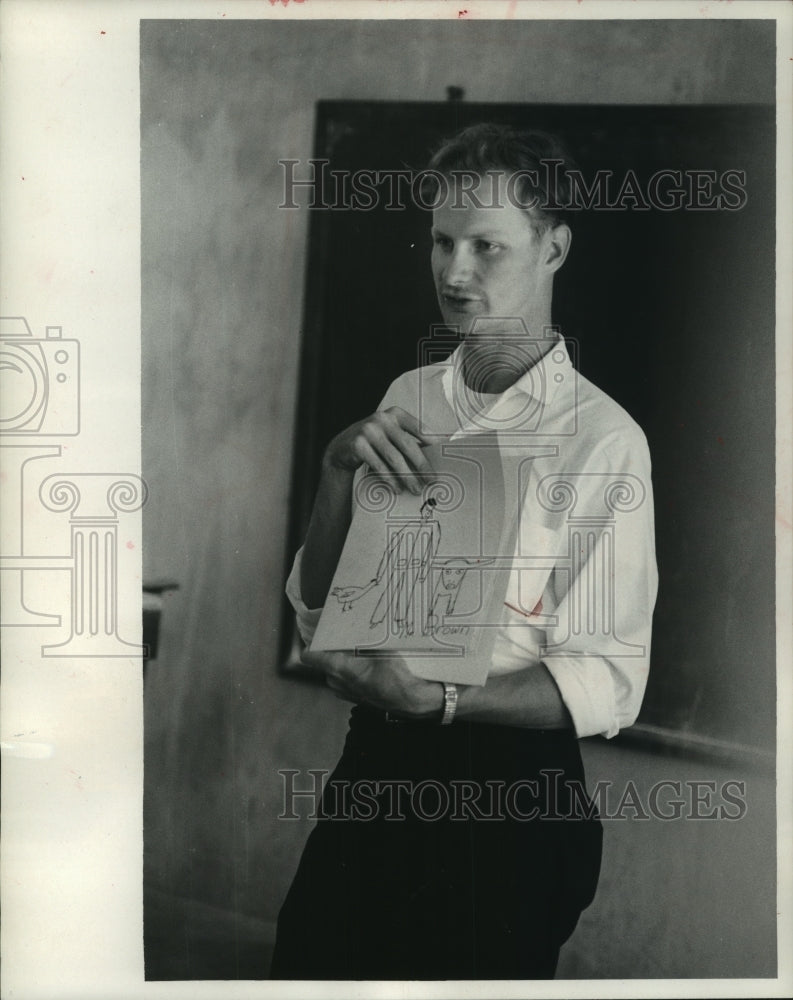 1967 Press Photo James Rupp teaches Vietnamese children using visual aids