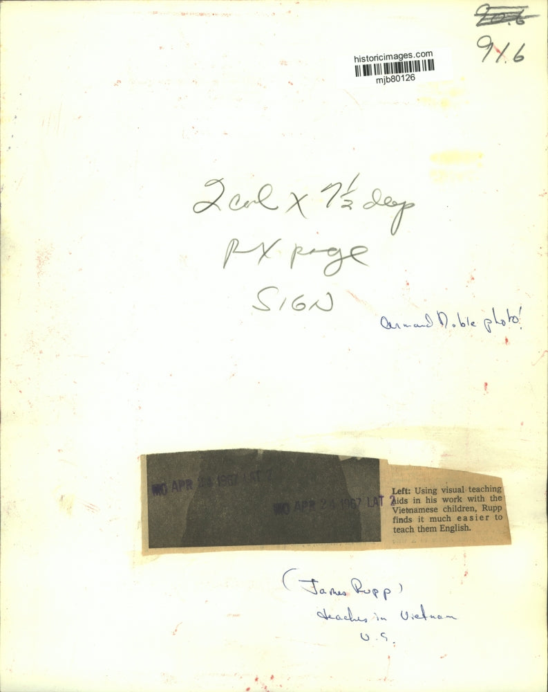 1967 Press Photo James Rupp teaches Vietnamese children using visual aids