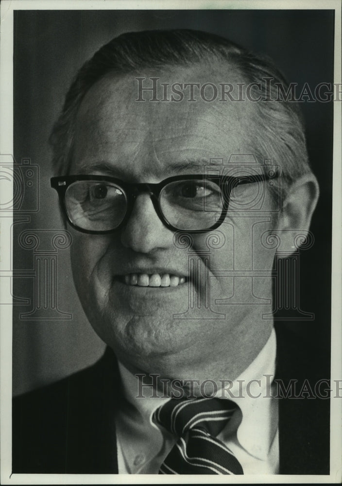 Load image into Gallery viewer, 1977 Press Photo Brenton H. Rupple, president at Robert W. Baird Co., Milwaukee
