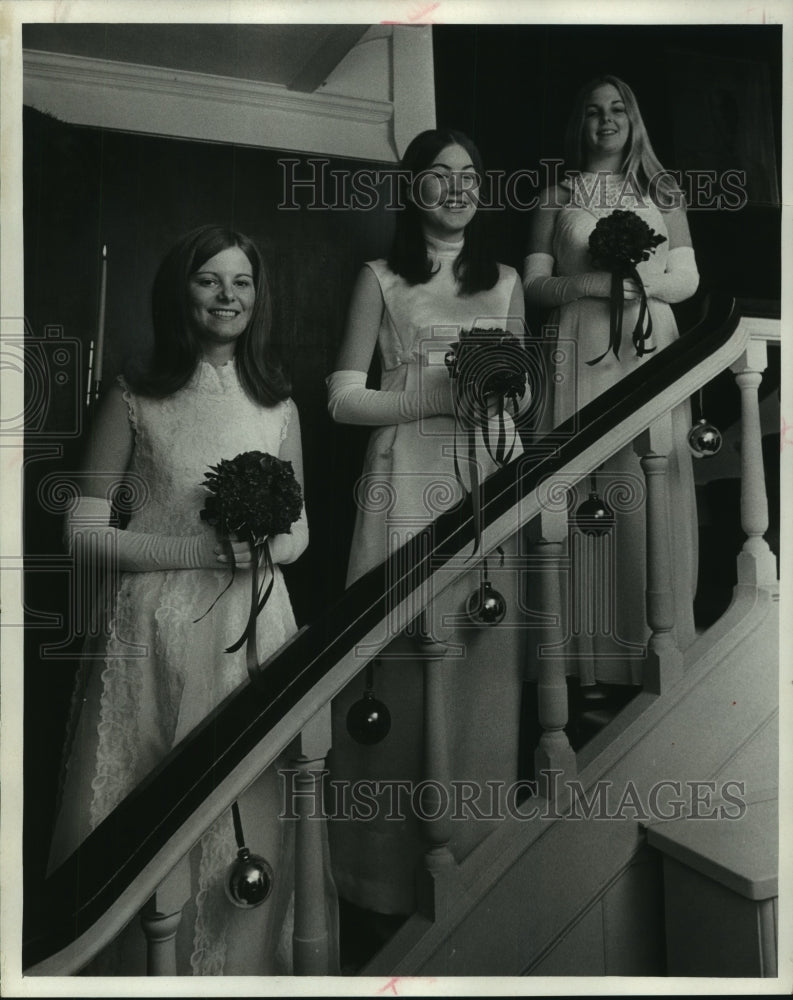 1970 Press Photo Three of the 1970 Debutantes at the Charity Ball- Historic Images