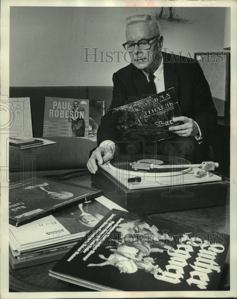 1972 Press Photo Reverand Oliver C. Rupprecht, Concordia College, plays Bach- Historic Images