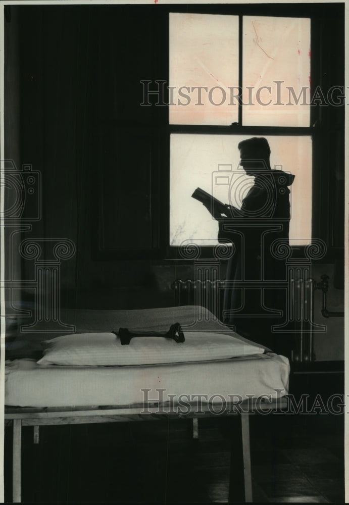 1954 Press Photo Carmilite friar reads at the window in his cell at Holy Hill- Historic Images