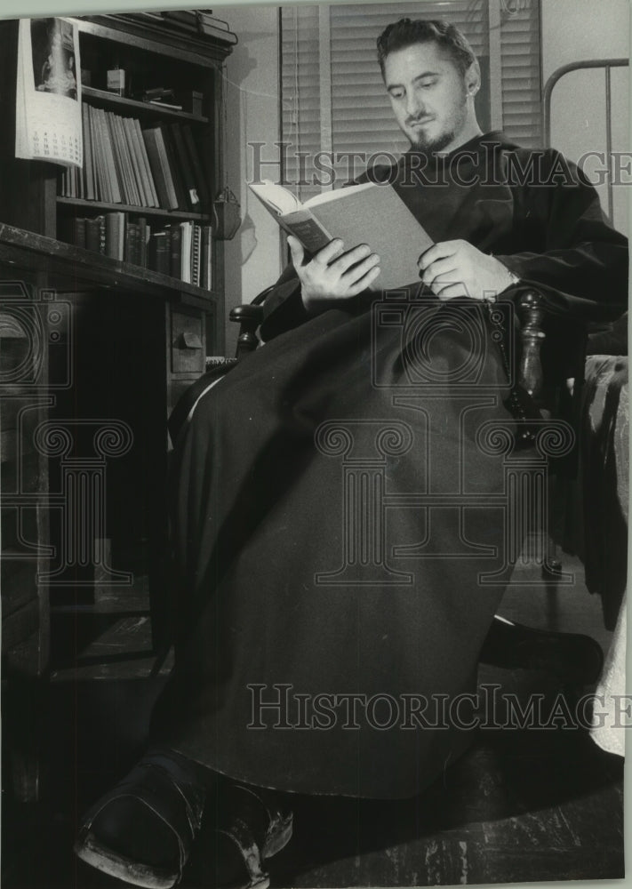 1957 Press Photo Capuchin Priest, John Baptist, Friary Cell, W. Burleigh Street- Historic Images