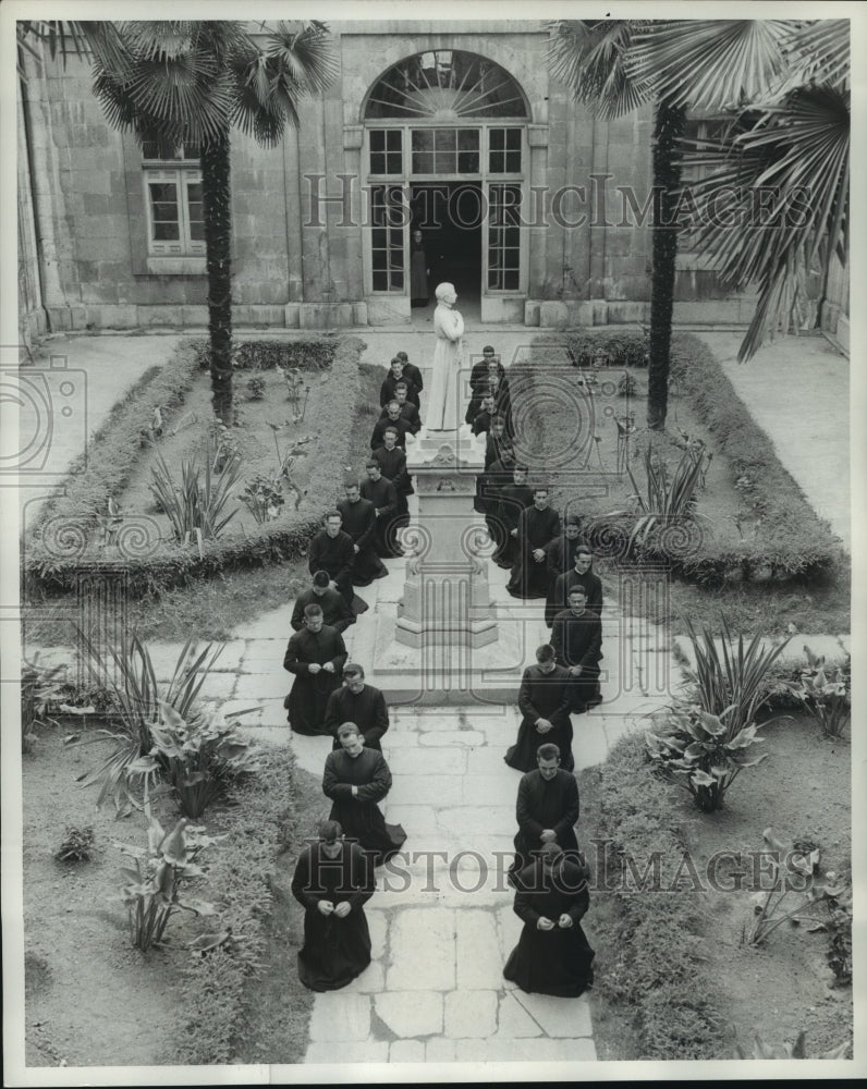 1956 Press Photo praying priests of St. Ignatius Loyola near Azpeitia, Spain- Historic Images