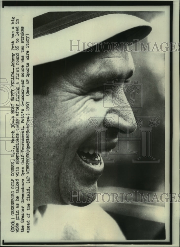 Load image into Gallery viewer, 1967 Press Photo Johnny Pott at the Greater Greensboro Open Golf Tournament
