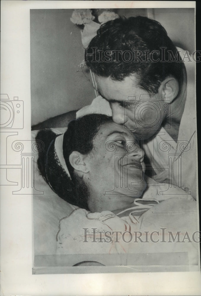 1963 Press Photo The quints' father, Efren Prieto, 39, kissed their mother, Inez