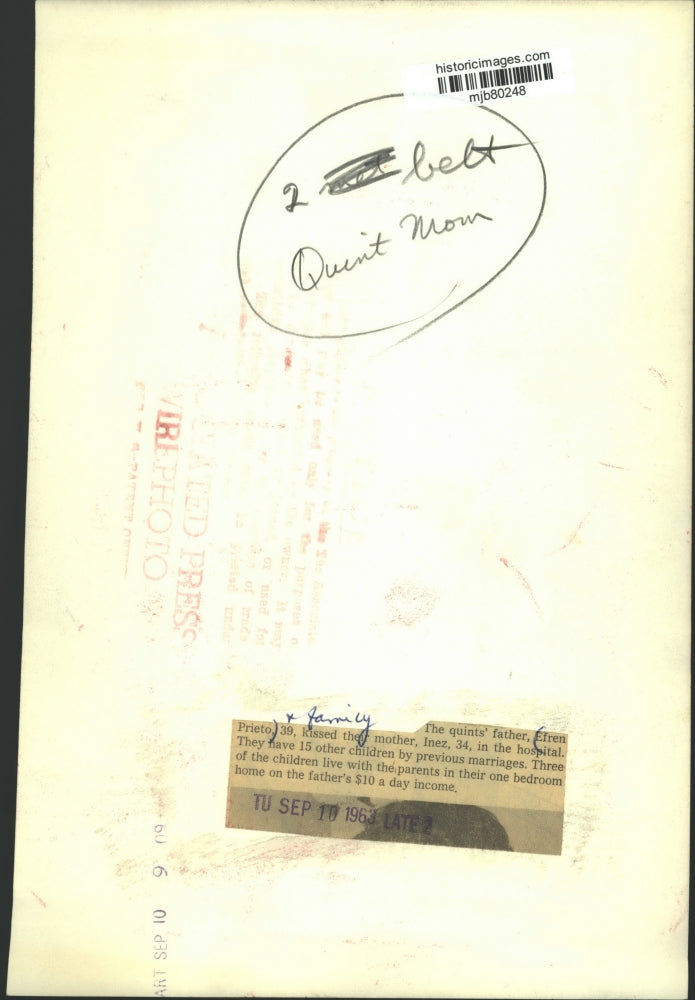 1963 Press Photo The quints' father, Efren Prieto, 39, kissed their mother, Inez