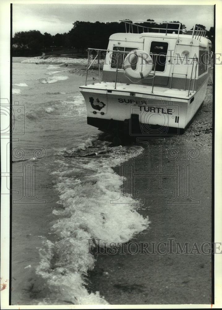 1993 Press Photo Turtle II ended up beached at South Shore Park from winds- Historic Images