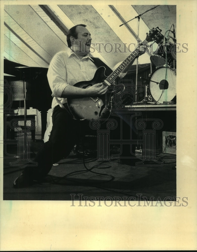 1984 Press Photo Henry Ehlert of The Rogues played to the crowd, Wisconsin- Historic Images