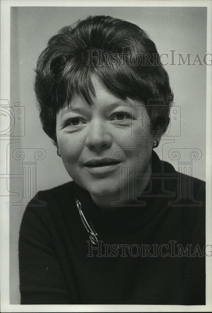 Load image into Gallery viewer, 1967 Press Photo Mrs. Mary Jane Rohn, Creative Director at Page/Schwessinger Inc

