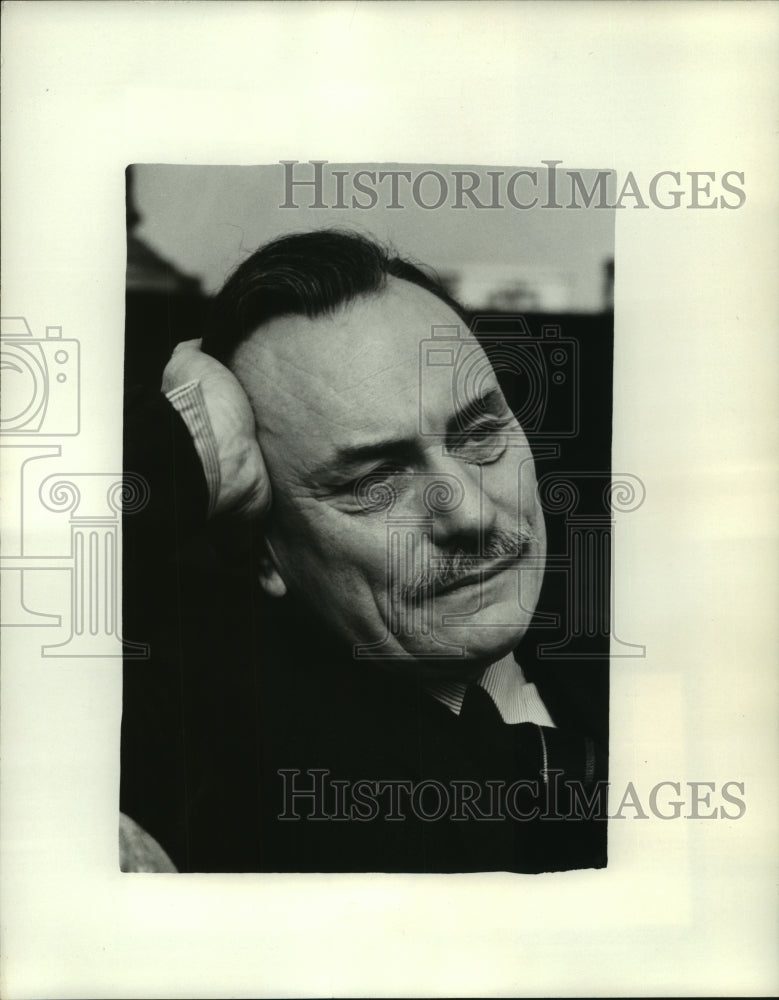 1971 Press Photo John Enoch Powell relaxes in his London home- Historic Images