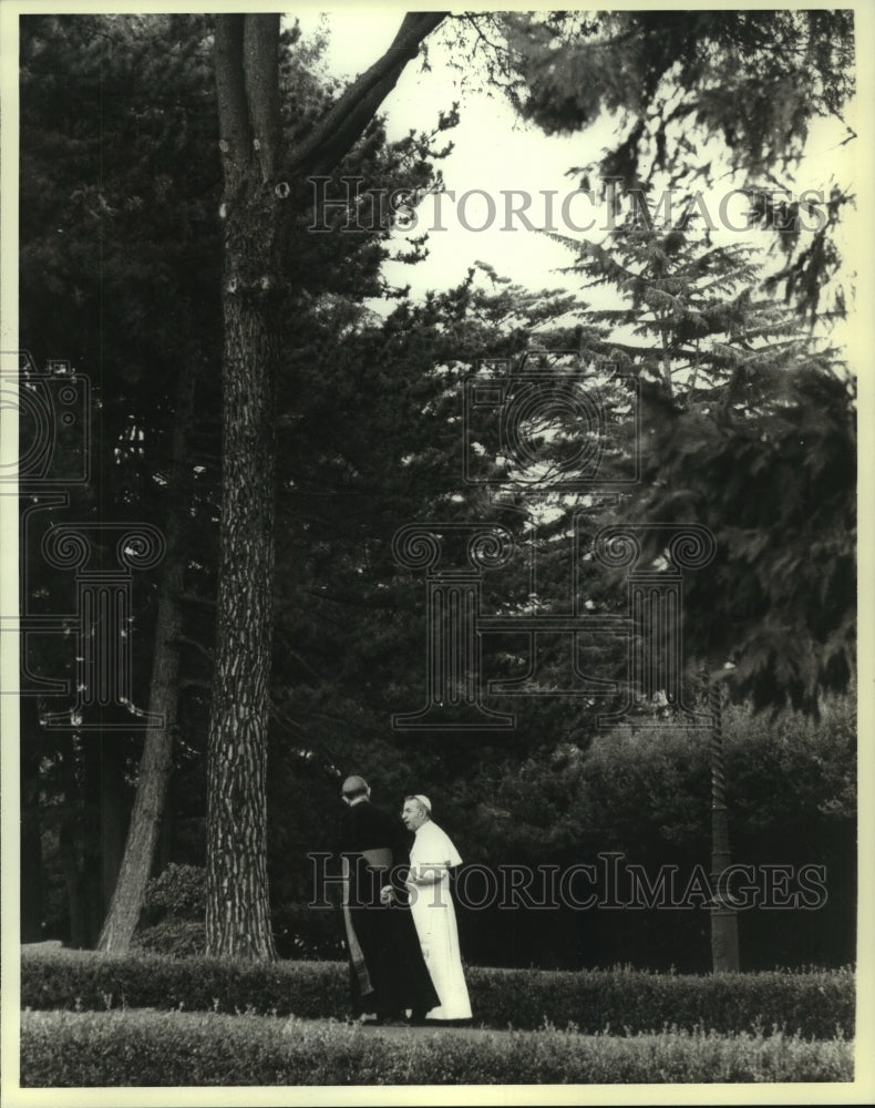 1978 Press Photo Pope John Paul and Cardinal Jean Villoy walk in Vatican Gardens- Historic Images