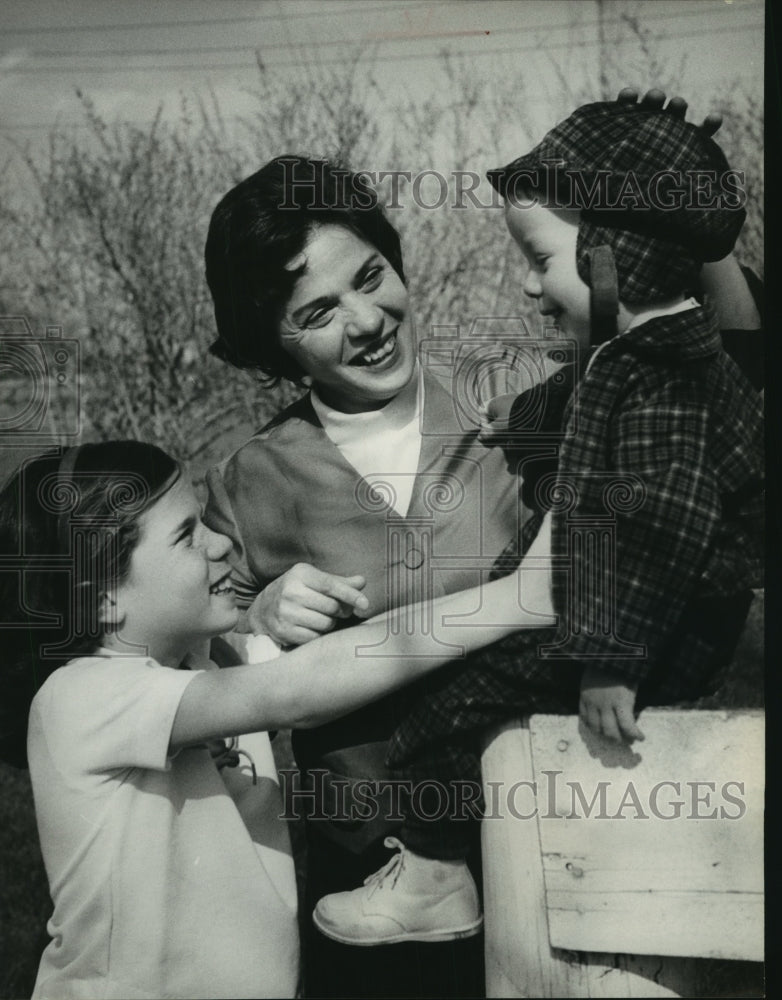 Load image into Gallery viewer, 1963 Press Photo Mrs. B. T. Ruhle, Milwaukee Symphony, with her children
