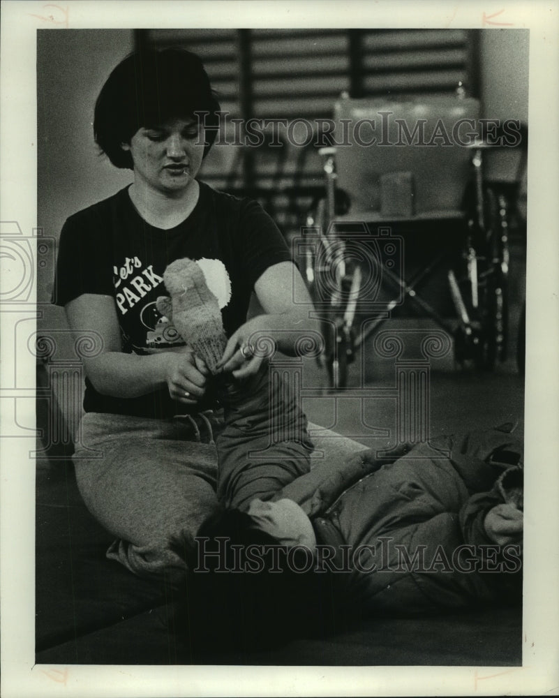 1973 Press Photo Betsy Sheahan, a teachers aide at Southern Wisconsin Center- Historic Images