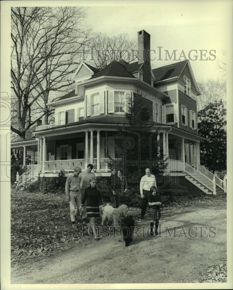 1969 Press Photo Nicholas Katzenbach and family at home Washington D. C. suburb- Historic Images