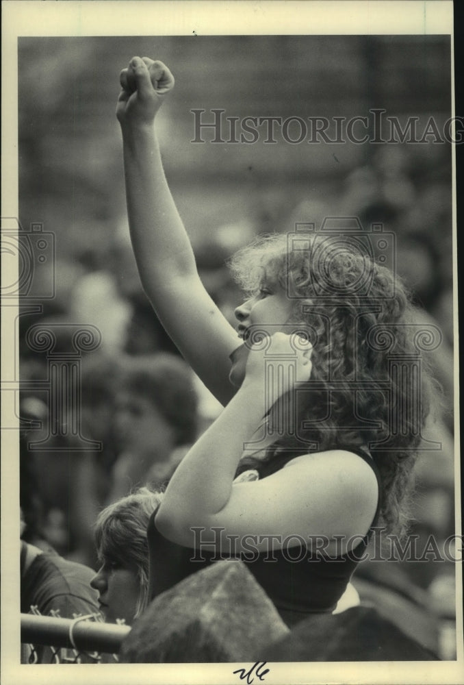 1983 Press Photo Rock fan at Hometown Concert Project, Milwaukee Summerfest- Historic Images