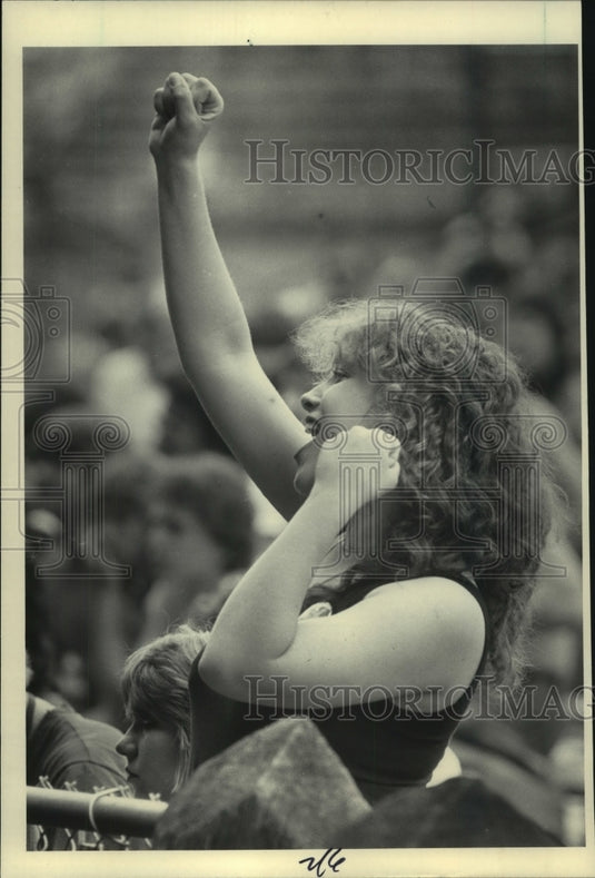 1983 Press Photo Rock fan at Hometown Concert Project, Milwaukee Summerfest- Historic Images