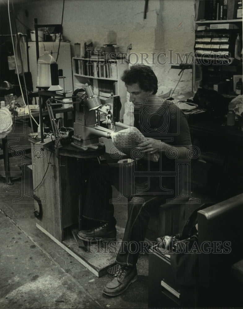 1979 Press Photo Leather Worker, Tom Katke, Working in Combination Shop- Historic Images