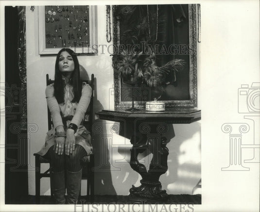 1968 Press Photo Trenny Robb Models Michael Mott Clothing in Milwaukee Boutique- Historic Images