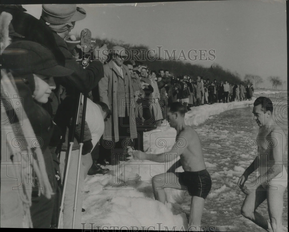 1957 Press Photo Member of Milwaukee Polar Bear club, New Year&#39;s day dip- Historic Images