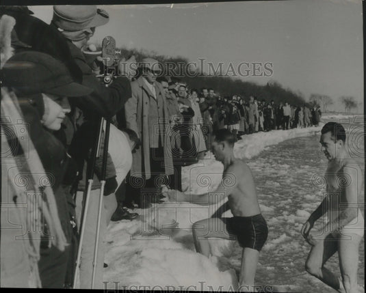 1957 Press Photo Member of Milwaukee Polar Bear club, New Year's day dip- Historic Images