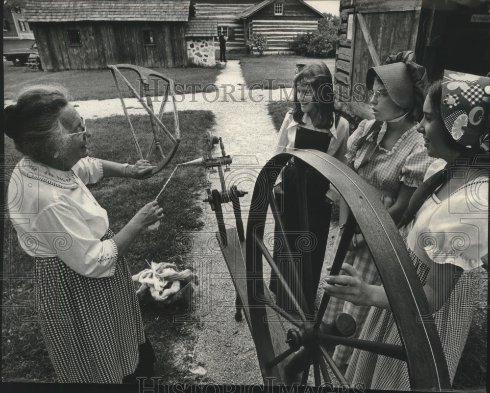 1972 Press Photo Mrs. William Dickinson, Pioneer Village showing girls spinning