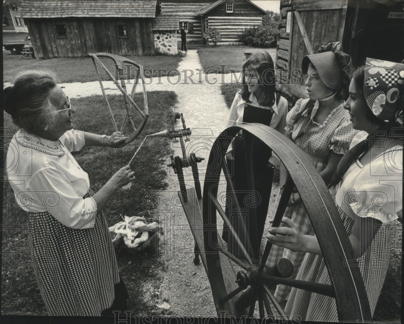 Load image into Gallery viewer, 1972 Press Photo Mrs. William Dickinson, Pioneer Village showing girls spinning
