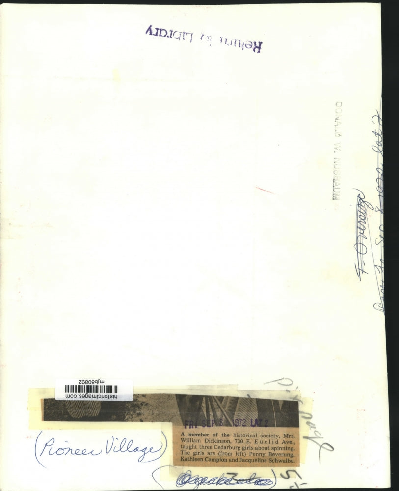 1972 Press Photo Mrs. William Dickinson, Pioneer Village showing girls spinning