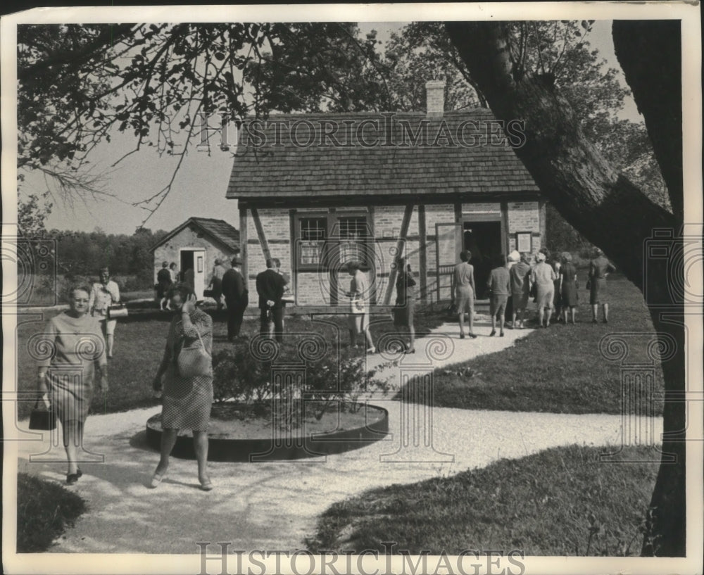 1968 Press Photo Visitors at Pioneer Village visiting a Zettler half timber home- Historic Images