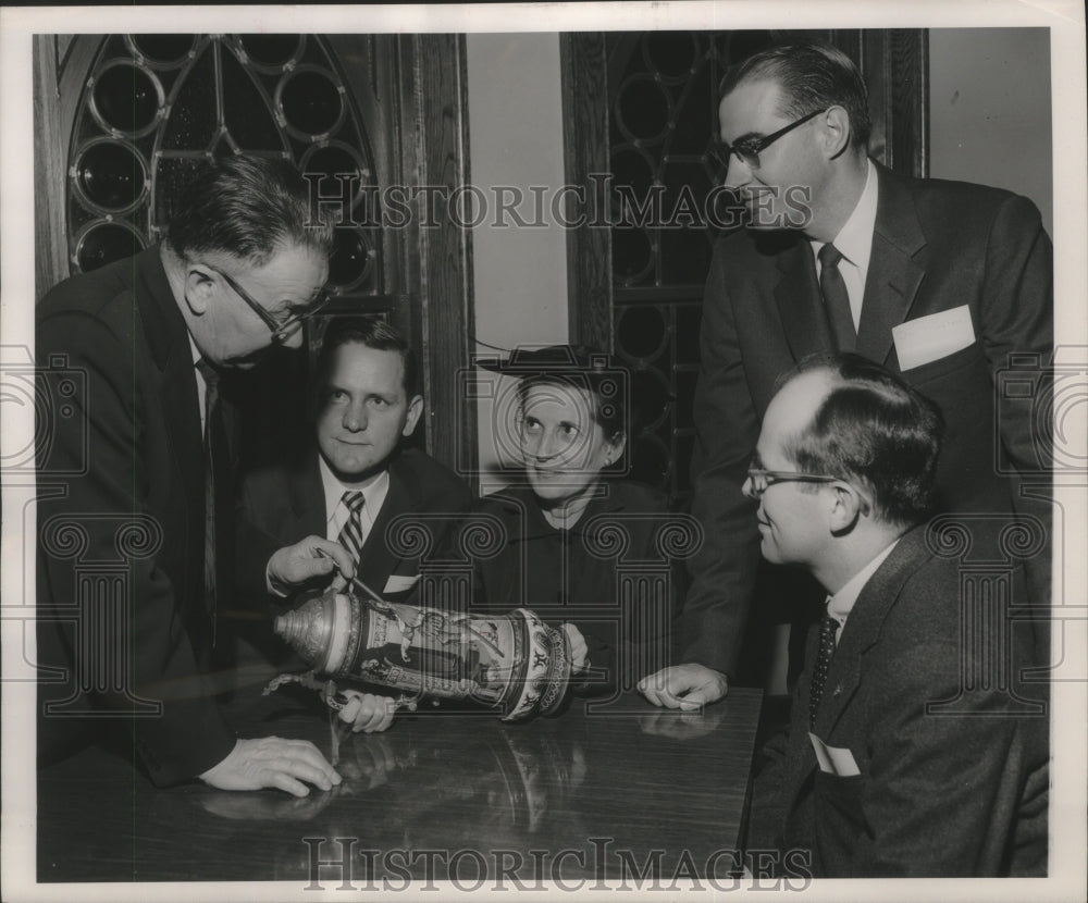 1955 Press Photo Members of the Ripon College Alumni Club at Milwaukee brewery- Historic Images