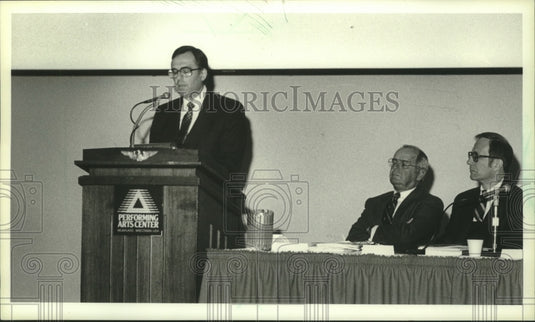 1963 Press Photo Paul J. Petry, Wisconsin Gas Company, Meeting of WICOR Inc.- Historic Images