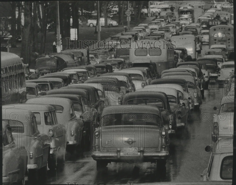 1956 Press Photo Traffic on W. Blue Mound Rd. after game at Stadium in Milwaukee- Historic Images