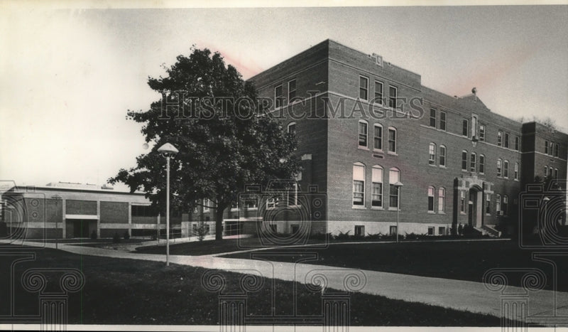 Load image into Gallery viewer, 1968 Press Photo Pionono High School - mjb80989
