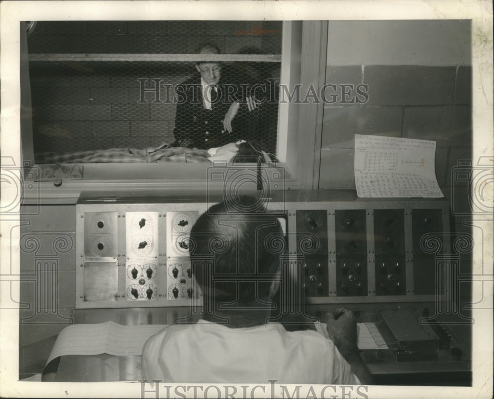 1957 Press Photo Dr. Charles Nord tests prisoner at Ashland, Kentucky prison- Historic Images