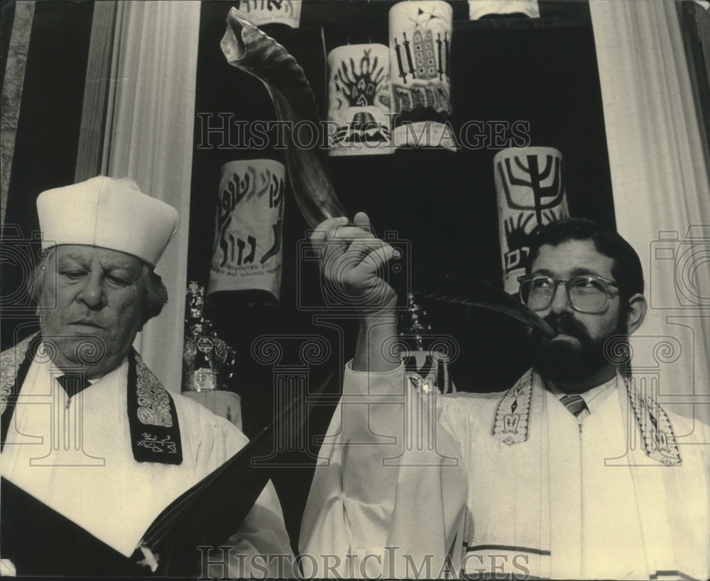 1987 Press Photo Jewish religious leaders celebrate Rosh Hashana at Synagogue