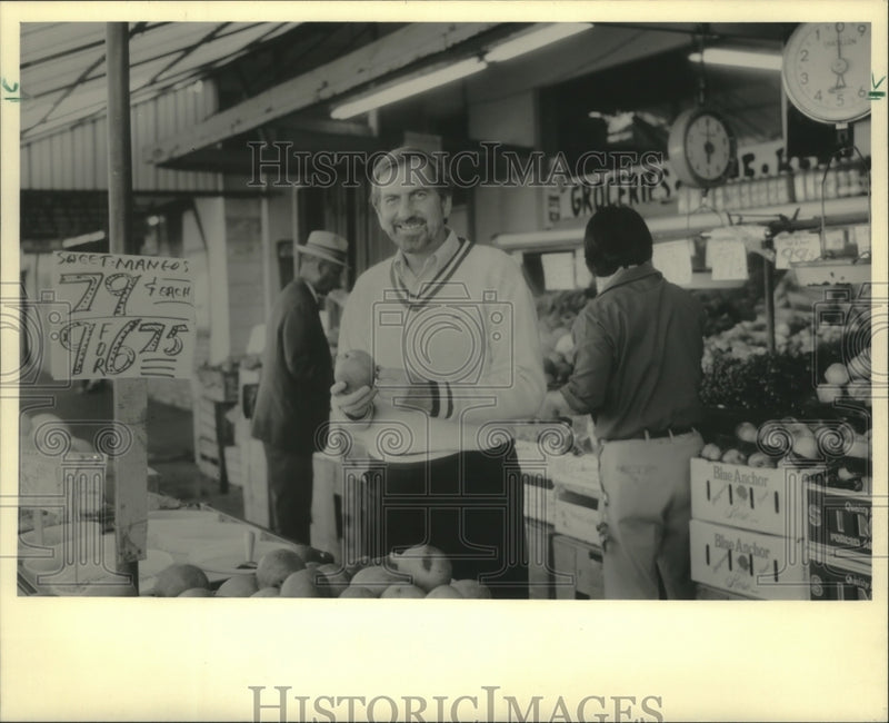 Load image into Gallery viewer, 1986 Press Photo Ed Pardee shops for produce at outdoor market - mjb81234
