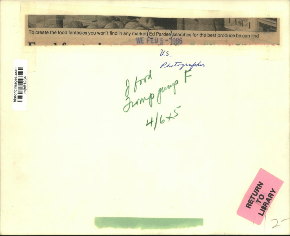 1986 Press Photo Ed Pardee shops for produce at outdoor market - mjb81234