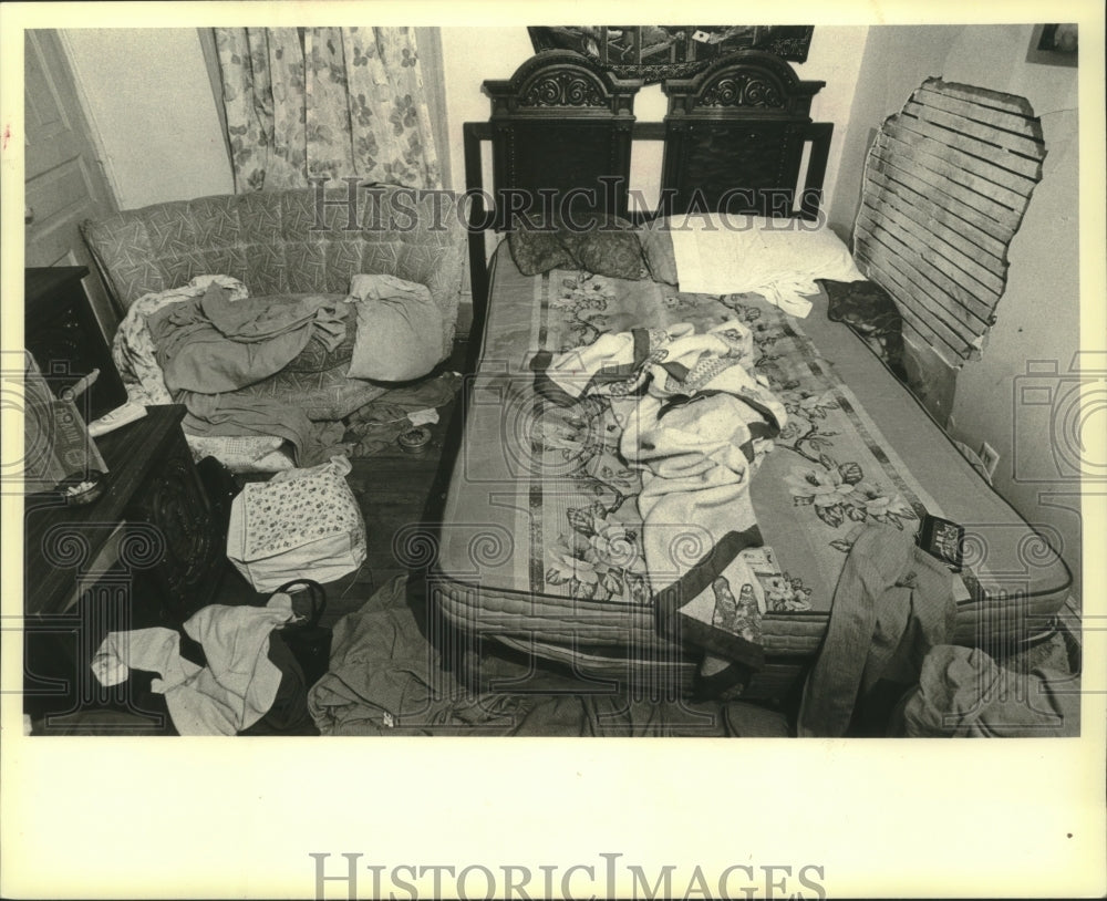 1981 Press Photo Deteriorating Milwaukee Home, Plaster peeling, blight and slum- Historic Images