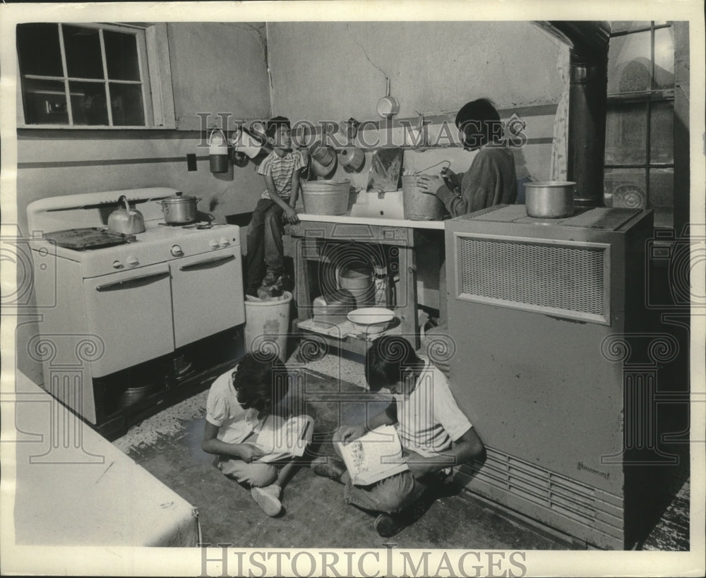1967 Press Photo Children use kitchen to study for school, Waukesha Wisconsin