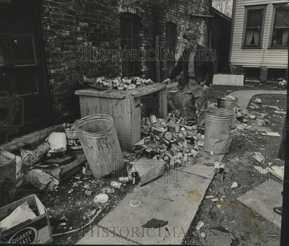 1966 Press Photo Accumulated trash behind house at 1829 W. Galena St, Milwaukee- Historic Images