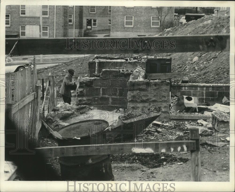 1966 Press Photo Man in ruins of building at 1535 North 5th Street, Milwaukee- Historic Images