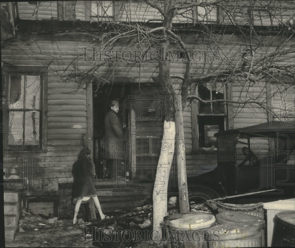 1952 Press Photo Hyman White in back yard of his fire destroyed home, Milwaukee.- Historic Images