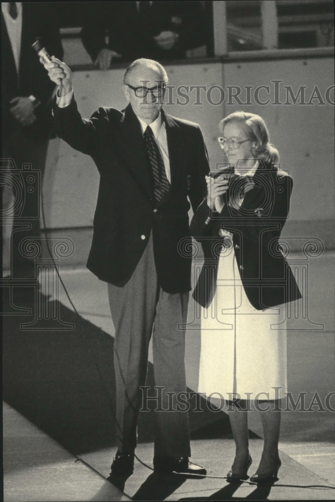 1985 Press Photo Lloyd and Jane Pettit at Admirals game - mjb81492- Historic Images