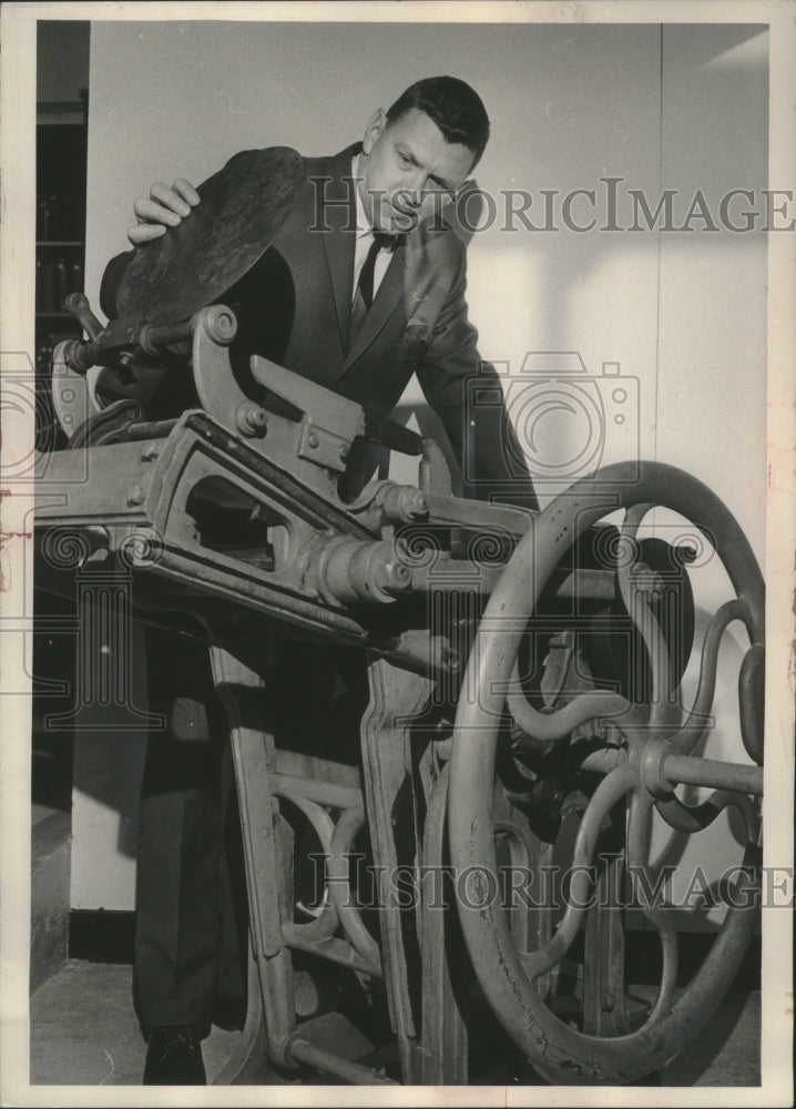 1965 Press Photo Harry Anderson and printing press Milwaukee Historical society - Historic Images