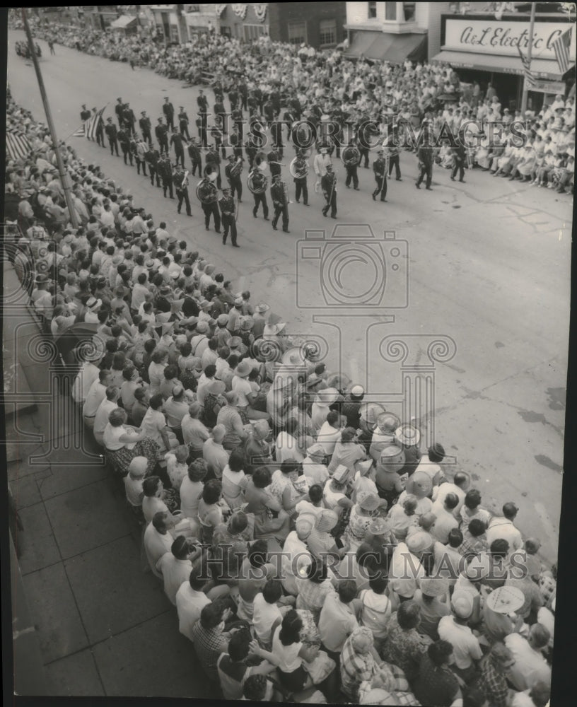 1955 Press Photo Crowds watching the Spectacle of Music parade, Milwaukee- Historic Images