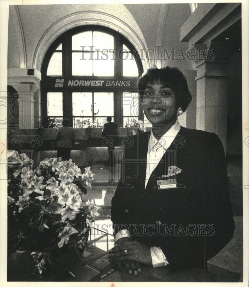 1992 Press Photo Annette Robinson, manager of new downtown branch Norwest Bank.- Historic Images