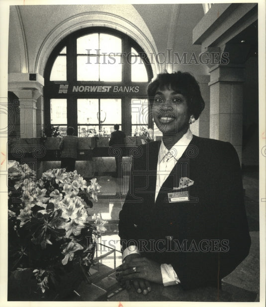 1992 Press Photo Annette Robinson, manager of new downtown branch Norwest Bank.- Historic Images