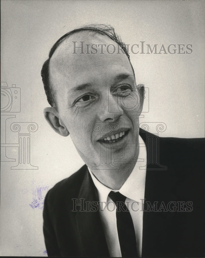1963 Press Photo Richard D. Robinson, manager, J.C. Penney Company in Milwaukee.- Historic Images